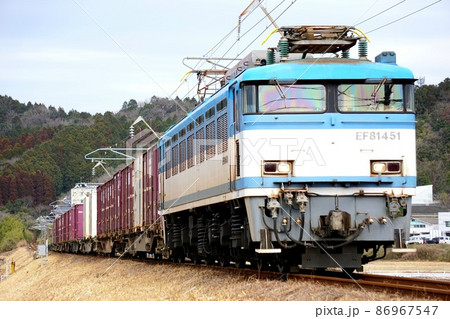 JR貨物 JR貨物EF81 451交直両用電気機関車 コンテナ貨物列車の写真素材