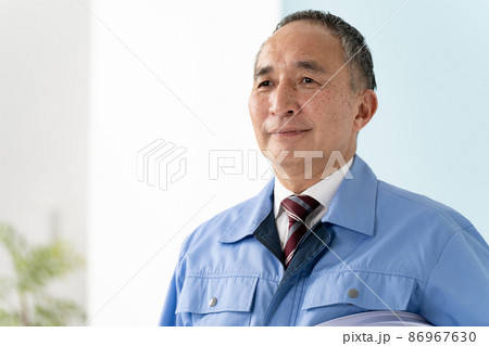 作業服の男性 作業服の男性 86967630