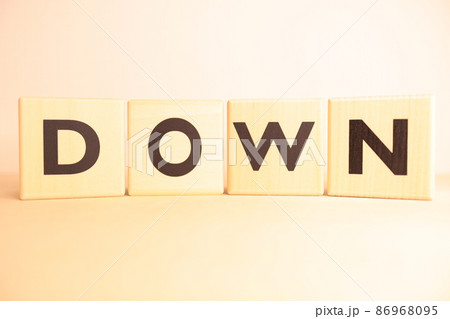 ダウン（DOWN）のイメージ（文字・アルファベットテキスト） 86968095