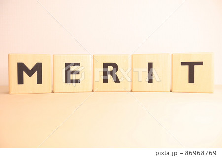 MERIT（メリット）の文字・イメージ素材／白バック 86968769