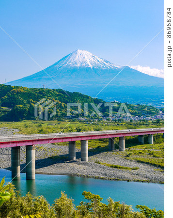 東名高速・富士川SAから眺める初夏の富士山と富士川 86968784