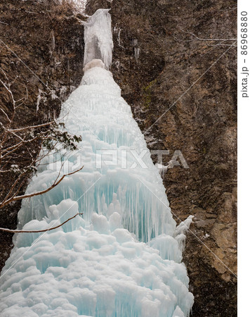 厳冬の景色　ダイナミックな凍った滝　大禅滝の大氷柱 86968880