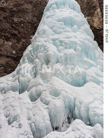 厳冬の景色　ダイナミックな凍った滝　大禅滝の大氷柱 86968886