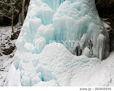 厳冬の景色　ダイナミックな凍った滝　大禅滝の大氷柱 86968899