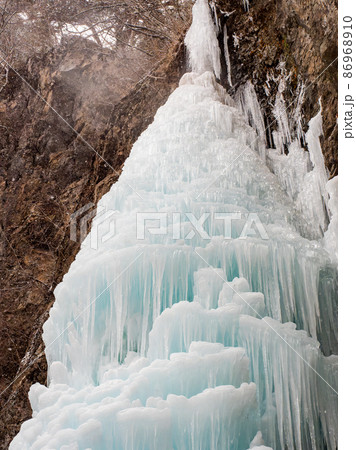 厳冬の景色　ダイナミックな凍った滝　大禅滝の大氷柱 86968910