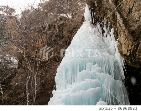 厳冬の景色　ダイナミックな凍った滝　大禅滝の大氷柱 86968933