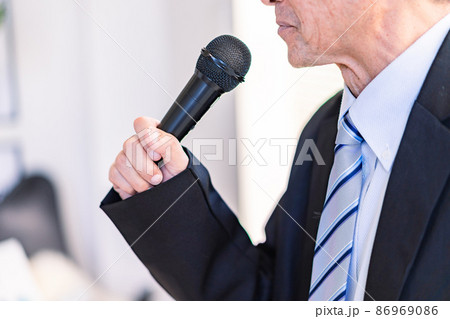 セミナー講師の男性 セミナー講師の男性 86969086