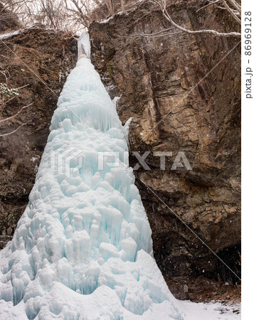厳冬の景色　ダイナミックな凍った滝　大禅滝の大氷柱 86969128