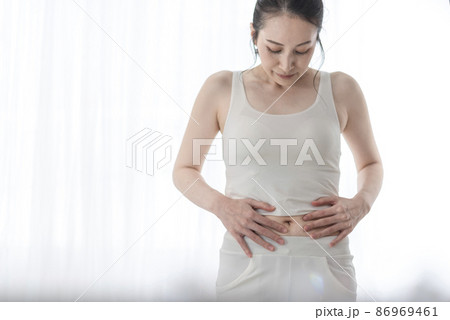おなかを気にする女性 おなかを気にする女性 86969461