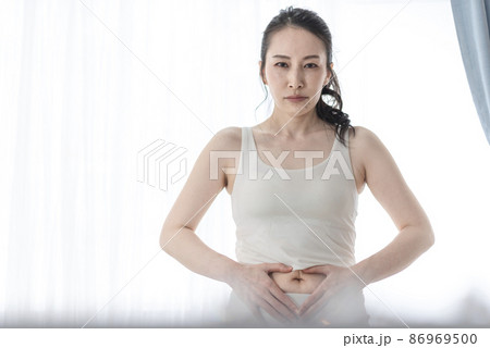 ダイエットに失敗した女性 86969500