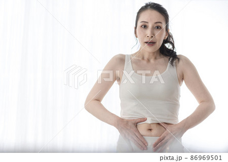 ダイエットに失敗した女性 86969501
