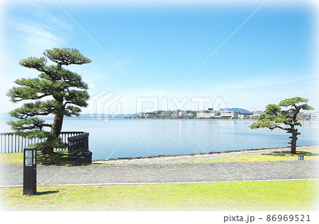 【絵画風】快晴の宍道湖東岸の明るい爽やかな風景 ... 島根県 松江市（快晴） 86969521