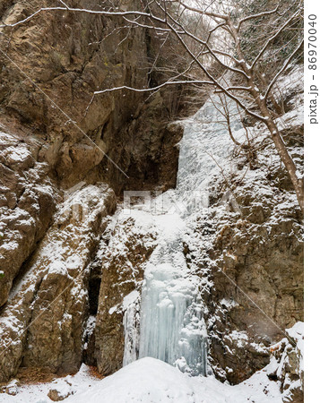 厳冬の景色　ダイナミックな凍った滝　小禅の滝の氷柱 86970040