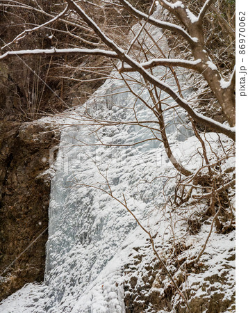 厳冬の景色　ダイナミックな凍った滝　小禅の滝の氷柱 86970062