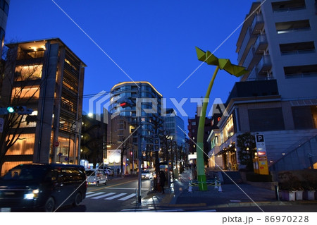 夕方の代官山駅前　東京 86970228