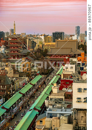 夕暮れ時の浅草寺【東京都】 夕暮れ時の浅草寺【東京都】 86970967