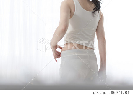 お腹の肉をつまむ女性 86971201