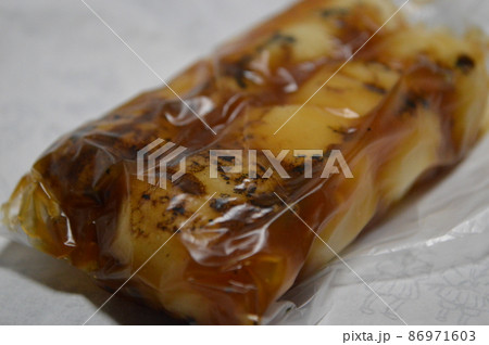 簡易包装されたみたらし団子 簡易包装されたみたらし団子 86971603