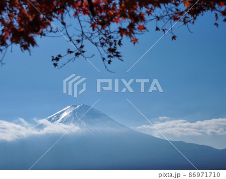 晩秋の富士山と紅葉 86971710