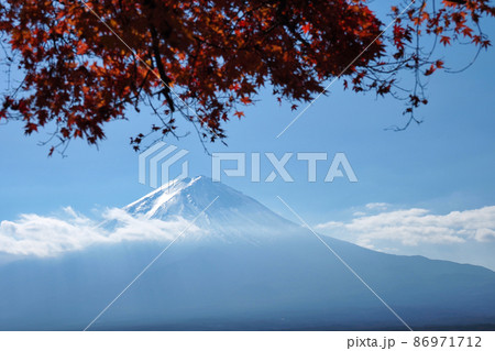 晩秋の富士山と紅葉 86971712