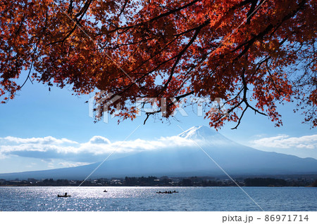 晩秋の富士山と紅葉 86971714