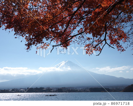 晩秋の富士山と紅葉 86971718