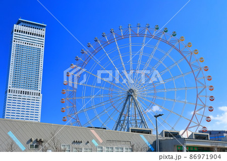 【大阪府】快晴下のSiSりんくうタワーとりんくうの星大観覧車 86971904