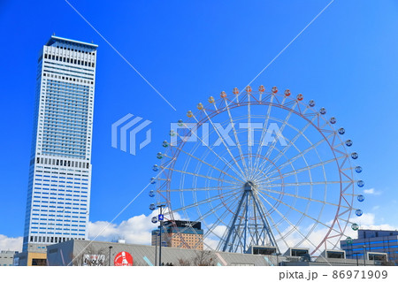 【大阪府】快晴下のSiSりんくうタワーとりんくうの星大観覧車 86971909