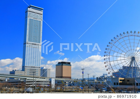 【大阪府】快晴下のSiSりんくうタワーとりんくうの星大観覧車 86971910