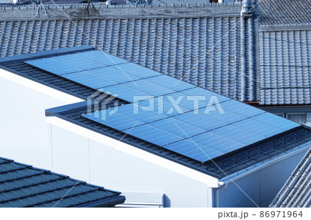 屋根の上の太陽光発電パネル 86971964