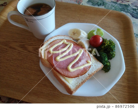 ハムチーズトーストとブロッコリー ハムチーズトーストとブロッコリー 86972506