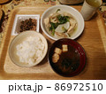 鶏とカブの煮物の夕食 86972510