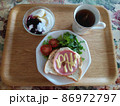 石窯焼きのパンのトースト朝食 86972797