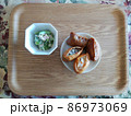 いなり寿司とサラダ軽食 86973069