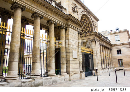 フランスパリの街並み　石造りの建物と門 86974383