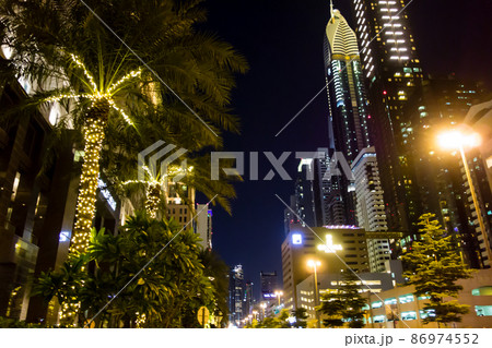 高層ビルの立ち並ぶアラブ首長国連邦ドバイの街並みの夜景 86974552