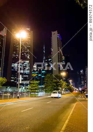 高層ビルの立ち並ぶアラブ首長国連邦ドバイの街並みの夜景 高層ビルの立ち並ぶアラブ首長国連邦ドバイの街並みの夜景 86974572