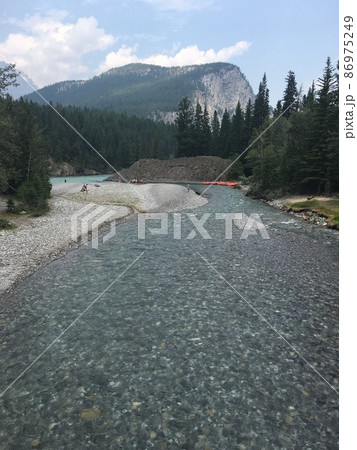 カナディアンロッキー山脈と静寂に流れるエメラルドグリーンのボウ川 86975249