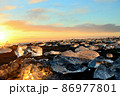 アイスランドのダイヤモンドビーチ，朝日と氷 86977801