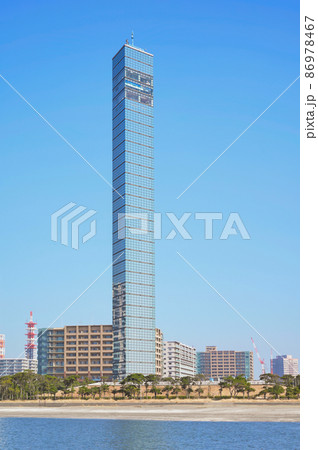 ポートタワーが見える千葉港の風景 86978467