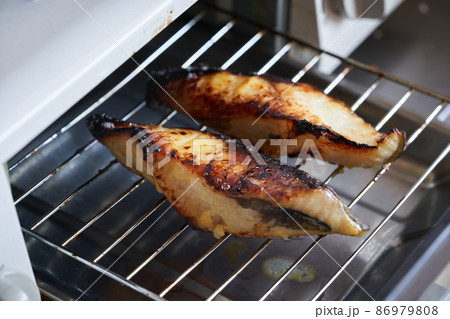 銀鱈の西京焼きをグリルで焼く 86979808