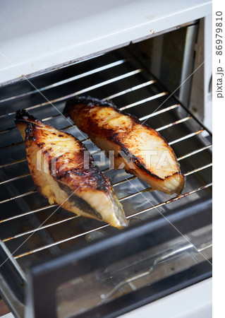 銀鱈の西京焼きをグリルで焼く 銀鱈の西京焼きをグリルで焼く 86979810