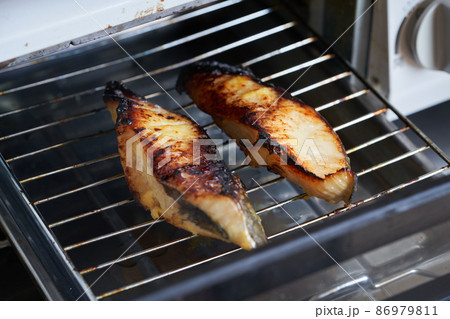銀鱈の西京焼きをグリルで焼く 86979811