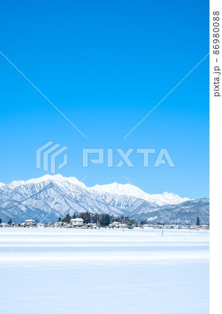 大町市から望む冬の北アルプス 86980088