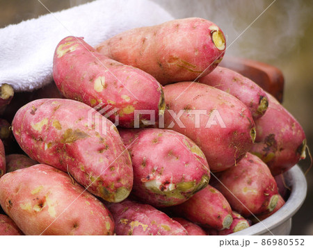 中国貴州・天龍屯堡古鎮でふかし芋を売る露店 中国貴州・天龍屯堡古鎮でふかし芋を売る露店 86980552