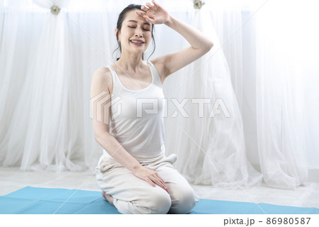 ストレッチ後に小休止する女性 86980587