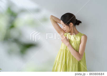 ビューティー 20代 女性 二の腕 ビューティー 20代 女性 二の腕 86980684