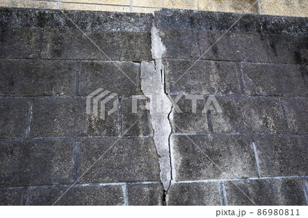 ひび割れたコンクリートブロック 86980811