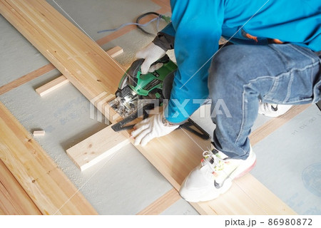新築住宅で職人が作業中 新築住宅で職人が作業中 86980872