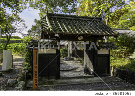 亀山神社　大久保神官家棟門　三重県亀山市 86981065
